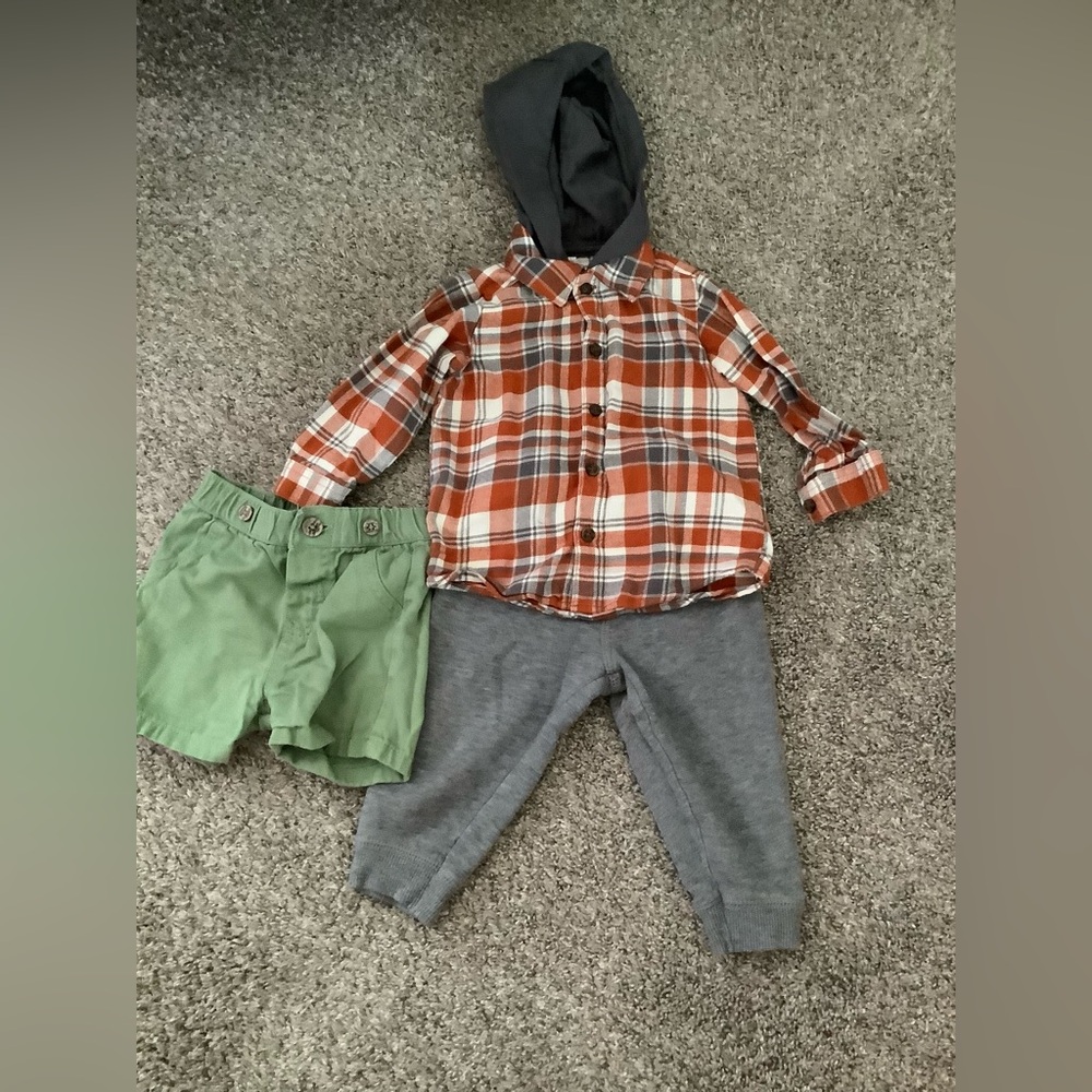 Lot 3 pieces, 12 months 
Carter's Gray Pants Set 
Green shorts